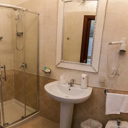 Des Artistes Hotel 4*