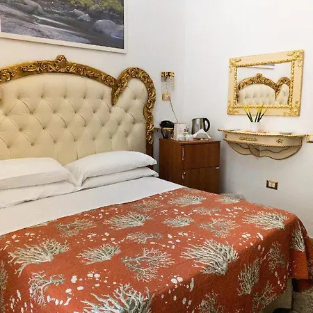 Hotel Des Artistes 4*