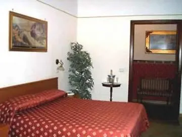 Des Artistes Hotell 4*